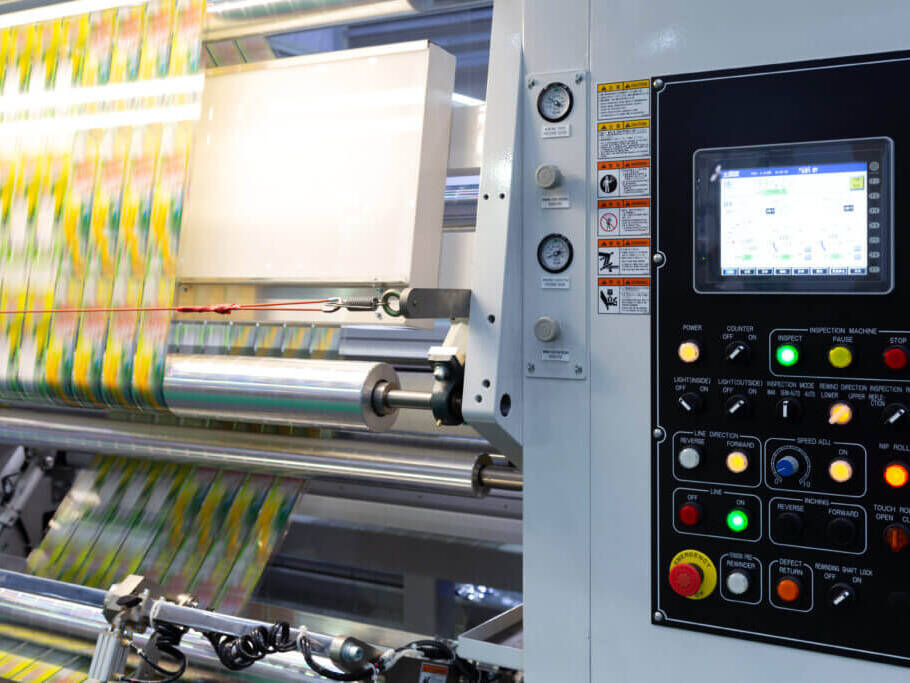 Druckmaschine mit laufendem Farbband und Steuerungstafel mit beleuchteten Knöpfen und Display